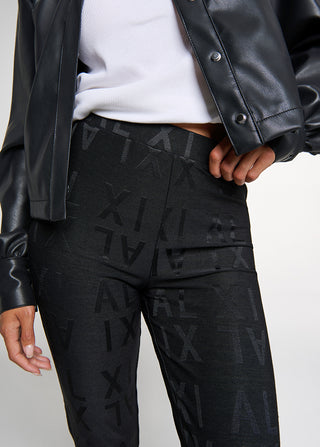 ALIX Jacquard Legging black mit dezentem Allover-Logo, eng anliegendem Sitz und hohem Taillenbund, kombiniert mit einer schwarzen Lederjacke. Perfekt für einen stilvollen, urbanen Look.