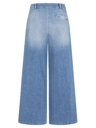 Gitta Banko Rylee Big Sure blue: Rückansicht der hellblauen Culotte-Jeans mit hohem Bund, Gürtelschlaufen, einer seitlichen Leistentasche und weitem, ausgestelltem Bein aus hochwertigem Denim mit leichtem Stretch.
