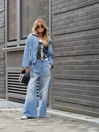 Die Frau trägt die Gitta Banko Rylee Big Sure blue Jeans, die sich durch ihre figurschmeichelnde Passform und zeitlose Waschung auszeichnet, kombiniert mit einem lässigen Denim-Look.