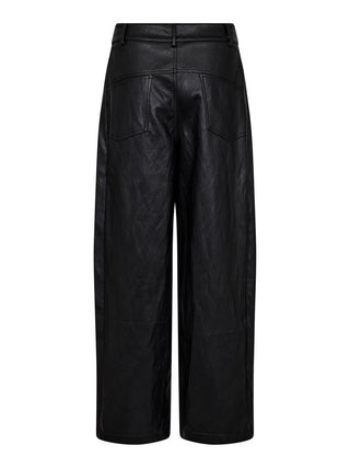 Die Kunstlederhose co’couture Gitt CC Pant zeigt sich von hinten mit hohem Bund, weitem Bein, Gürtelschlaufen und zwei aufgesetzten Taschen, ideal für einen modernen, lässigen Look.