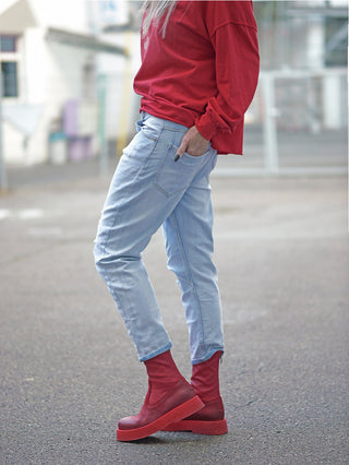 Die OFF#DLY Destroy Denim Frieda lightblue zeigt eine moderne, lässige Silhouette mit hellen Waschungen und dezenten Used-Details. Die Jeans endet mit umgeschlagenen Säumen und bietet einen bequemen Sitz.