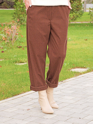 OFF#DLY Hose Ronja coffee: Locker sitzende, umgeschlagene braune Hose, kombiniert mit beigen, spitzen Ankle Boots, ideal für Alltag und Freizeit.