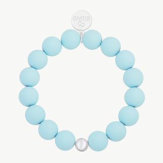 Einfaches elastisches OFF#DLY Armband türkis mit matten, himmelblauen Perlen, einer glänzenden Silberperle und einem kleinen silbernen Anhänger mit Unendlichkeitslogo an der Oberseite.
