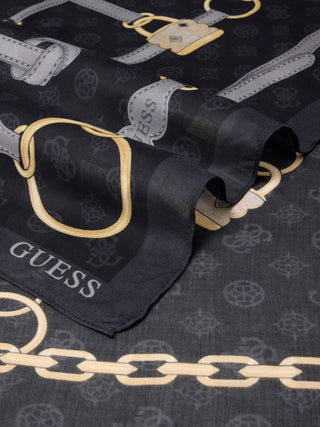 GUESS Emelie Logo Schal BLO aus schwarzem Stoff, bedruckt mit gold-grauen Ketten- und Schnallenmotiven, zeigt das Wort GUESS am Rand. Hergestellt aus 100% Modal, Größe 120x120 cm.