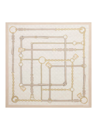 GUESS Emelie Logo Schal VNO zeigt ein quadratisches Design mit cremefarbenem Monogramm-Print, überlagert von goldenen Ketten und Lederdetails. Größe 120x120 cm, aus 100% Modal.