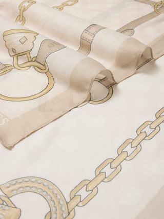 GUESS Emelie Logo Schal VNO zeigt ein Ketten-und-Bridle-Motiv auf leichtem, seidigem Modalstoff. Das Design umfasst stilisierte Ringe, Schnallen und Ketten auf einem neutralen Hintergrund. Größe: 120x120 cm.