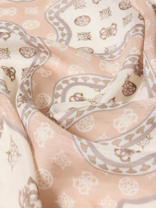 Nahaufnahme des GUESS Prited Kefiah TAU, ein leichter Schal aus 100% Viskose mit abstrakten geometrischen und floralen Motiven in weichen Tönen, Größe 120x120 cm.