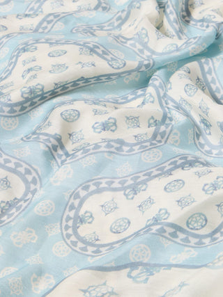 GUESS Prited Kefiah BLU: Weicher, drapierter Schal in hellblau-weiß mit ornamentalen Mustern. Bandana-Stil, 120x120 cm, aus 100% Viskose, ideal für stilvolle Akzente.