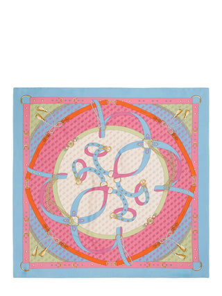 GUESS Prited Kefiah FUM: Quadratisches, viskose Tuch mit Reitermotiv, pastellblauem Rand, floralen Mustern in Pink und Grün, und goldenen Hardware-Akzenten. Zentrale, farbenfrohe Riemenschlaufen bilden dynamische Kreisformen.