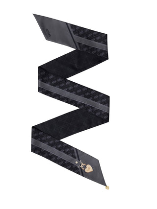 GUESS Bandeaux Printed BLA: Langer, schmaler Schal mit dunkelgrauem Monogramm-Muster, Streifendetail und einem kleinen Herzanhänger aus Metall an einem Ende, aus 100% Viskose. Größe 8x150 cm.