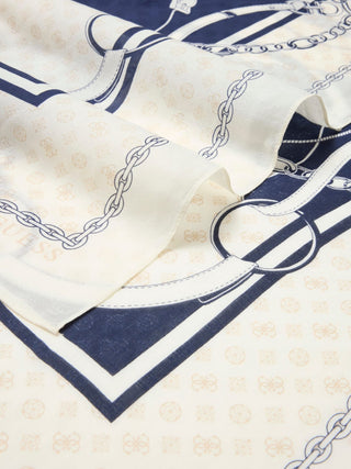 Nahaufnahme des GUESS Tuch Jcqrd Print BLM, zeigt gefaltetes, leichtes Material mit ineinandergreifenden Ketten- und Schnallenmotiven auf weichem Stoff, Größe 120x120 cm, aus 100% Viskose.