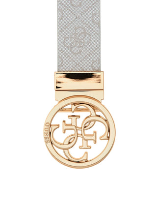 Designer-Gürtel GUESS Belt Noelle BNN mit hellgrauem, monogrammiertem Riemen und glänzender, goldfarbener, runder 4G-Logo-Schnalle. Verstellbares, wendbares Modell, perfekt für die Hüfte.