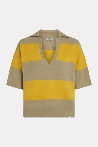 Penn&Ink Sweater Stripe B399 pepper/bamboo zeigt einen kurzärmeligen Polo-Kragen mit V-Ausschnitt, breite horizontale Streifen und ein kleines PENN&INK-Label am Saum. Perfekt für lässige Sommerlooks.
