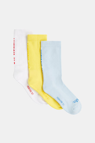 Penn&Ink Socks 3 Pack 1853 multicolor zeigt drei gerippte Crew-Socken in Weiß, Gelb und Hellblau mit seitlichem Schriftzug, präsentiert auf neutralem Hintergrund.