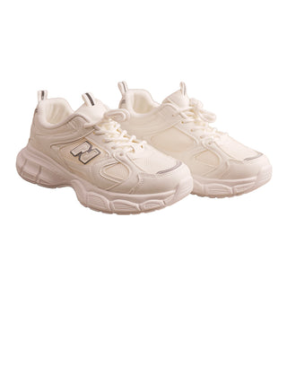 OFF#DLY Sneaker Sporty white: Chunky weiße Sportschuhe mit dicken, geformten Gummisohlen, Mesh-Panel-Oberteilen, gestickten Overlays, Schnürfronten und „N“-Logo an der Seite.