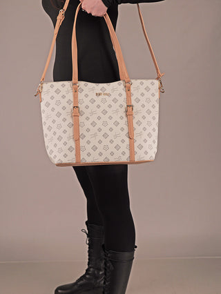 Person hält den Sweet Years Shopper 71 grey, eine strukturierte Tasche mit grauem Blumenmuster, tanfarbenem Kunstleder-Trim und verstellbarem Schulterriemen, ideal für Alltag und Shopping.