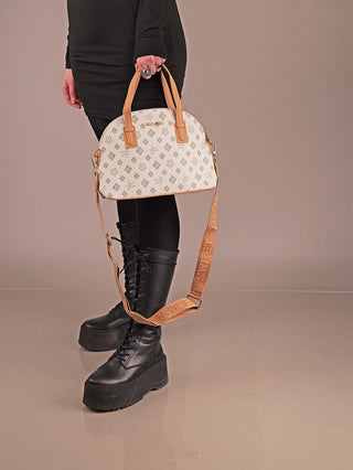 Person hält die Sweet Years Bag 68 grey, eine kleine, kuppelförmige Handtasche mit grauem Muster und braunen Lederdetails, passend zu einem modernen Look mit Crossbody-Trageriemen.