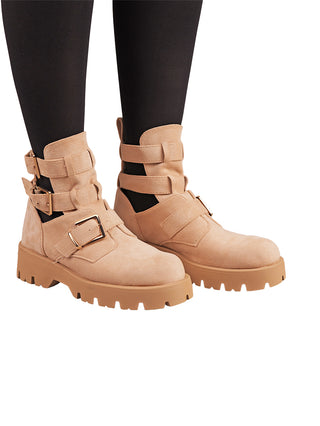 OFF#DLY Summer Boot beige: Leichte camel-farbene Veloursoptik Stiefeletten mit dicken Profilsohlen, goldfarbenen Schnallen an breiten Riemen und Plateauabsatz, getragen über schwarzen Strumpfhosen.