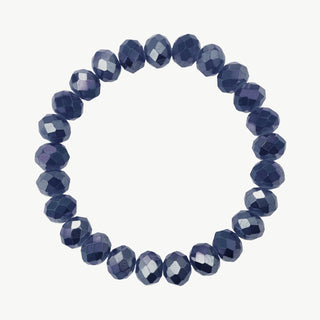 OFF#DLY Kristallperlen Armband denimblue zeigt ein elastisches Armband aus facettierten, rondellenförmigen Perlen in tiefem Blau, mit leichtem metallischem Schimmer, aufgezogen in einem kontinuierlichen Kreis.