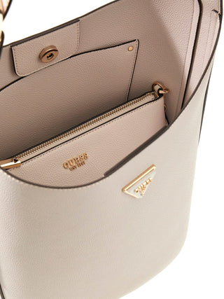 GUESS Meridian II Bucket IVO, zeigt das Innere mit Hauptfach, Steckfach und abnehmbarer Reißverschlusstasche mit goldfarbenem GUESS-Logo. Pebble-Leder-Optik mit Magnetverschluss und edlen Details.