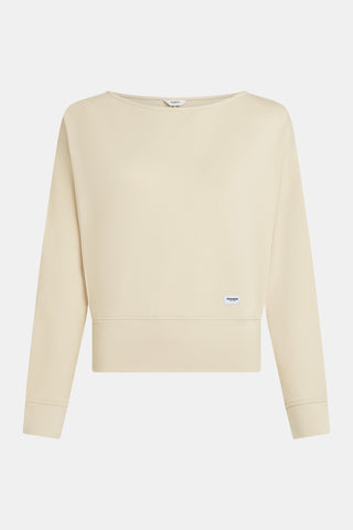 Penn&Ink Sweater Oatmeal, ein creme-beiger Pullover mit weitem Rundhalsausschnitt und verkürzter Länge, zeigt ein dezentes Markenetikett nahe dem Saum und bietet einen minimalistischen, modernen Look.