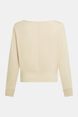 Rückansicht des Penn&Ink Sweater Oatmeal, einem minimalistischen, hellbeigen Pullover mit weitem Rundhalsausschnitt, mittiger Rückennaht, geripptem Saum und Bündchen, verkürzter Länge und entspanntem Schnitt.