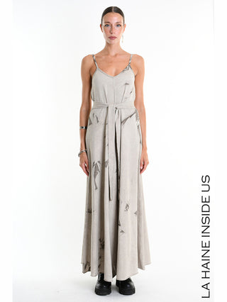 La Haine Jumpsuit W5296 Fango: Model trägt bodenlangen Jumpsuit mit verstellbaren Spaghettiträgern, fließender Palazzo-Silhouette, Bindegürtel und Cold-Dye-Look, kombiniert mit schwarzen Plateau-Schuhen.