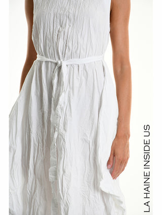 La Haine Dress 5378 white: Ärmelloses, geknittertes Baumwollkleid mit Bindeschärpe in der Taille, leicht ausgestellt, Markenname LA HAINE INSIDE US sichtbar.