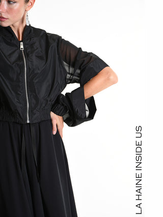 La Haine Bomber 5361 black mit abnehmbaren Tüllärmeln, semi-sheer Mesh-Details und elastischem Bund, präsentiert in einem modernen, avantgardistischen Stil auf weißem Hintergrund.