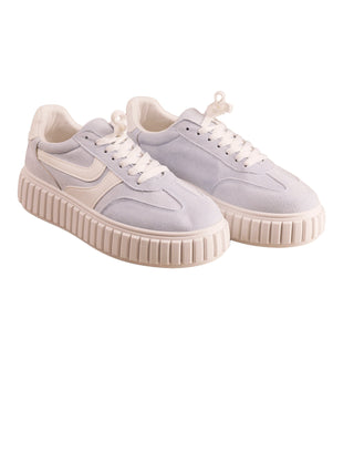 OFF#DLY Sneaker Dory lightblue/white: Niedrige Sneaker aus hellgrauem Velours mit weißem Lederbesatz, passenden weißen Schnürsenkeln und robusten, gerippten, cremefarbenen Plateausohlen aus Gummi. Plateausohle: 3,5 cm hoch.