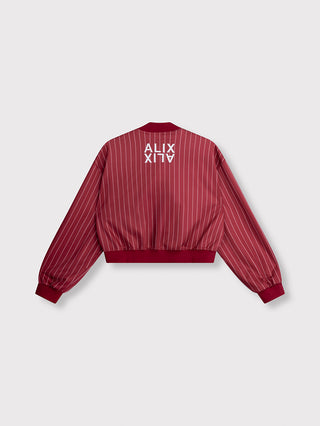 ALIX Pinstripe Trainingsjacke cerise in tiefem Rot mit feinen weißen Nadelstreifen, gerippten Abschlüssen und doppelt gedrucktem ALIX-Schriftzug auf dem Rücken, präsentiert in moderner, sportlicher Silhouette.