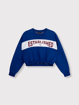 ALIX Logo Tape Sweater royal blue: Frauen-Cropped-Sweatshirt, royalblau, mit weißen Bruststreifen, Aufdruck „ESTABLISHED ’14“ vorn, langen Ärmeln, Rippbündchen, sportlicher Look, perfekt für lässige Outfits.
