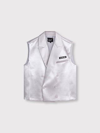 ALIX Shiny West silver: Ärmellose, doppelt geknöpfte Satinweste mit Reverskragen, edler Oberfläche und Bull-Artwork auf dem Rücken. Trägt ein ALIX THE LABEL-Etikett auf der Brusttasche.