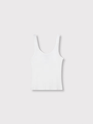 ALIX Rib Tank Top white aus weichem Rib-Jersey, flach liegend mit schmalen Trägern und „ALIX“-Stickerei vorne, präsentiert eine feminine, körpernahe Silhouette auf grauem Hintergrund.