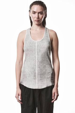 Junge Frau trägt das Thom Krom Tank Top WTS 608 in hellgrau mit gerippter Struktur, Racerback-Design und vertikaler Naht, kombiniert mit schwarzen Hosen, minimalistischer Avantgarde-Stil.