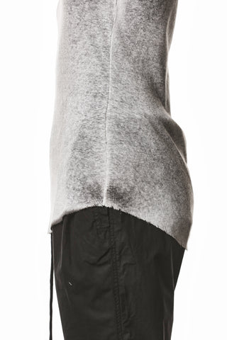 Thom Krom Tank Top WTS 608 grey in Nahaufnahme, zeigt eine körpernahe Silhouette mit Racerback, aus leichtem Rippjersey mit rohem Saum, kombiniert mit locker sitzenden, schwarzen Hosen.