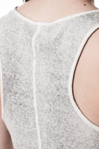 Nahaufnahme des oberen Rückens mit dem Thom Krom Tank Top WTS 608 grey, das die gerippte Struktur, den Racerback-Stil und die minimalistische Nahtführung des ärmellosen Designs zeigt.