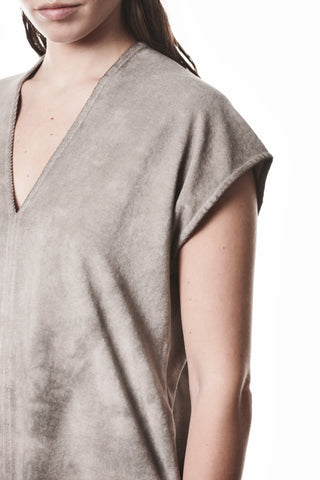 Person trägt das Thom Krom Tee WTS 610 stone mit tiefem V-Ausschnitt und entspannter Passform. Das Shirt zeigt die charakteristische Cold-Dye-Waschung, die jedem Stück einen individuellen Look verleiht.