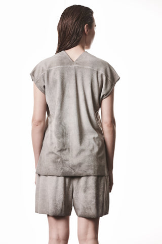 Rückansicht einer Frau im Thom Krom Tee WTS 610 stone, einem grauen Zwei­teil aus weichem Frottee, mit kurzem Ärmel, V-Ausschnitt hinten und lockeren Shorts.