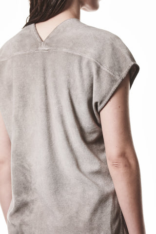 Thom Krom Tee WTS 610 stone von hinten, zeigt eine subtile V-förmige Naht am Nacken. Leicht locker sitzend, erinnert der Stoff an Terry Cloth, bietet seitliche Schlitze für Bewegungsfreiheit.