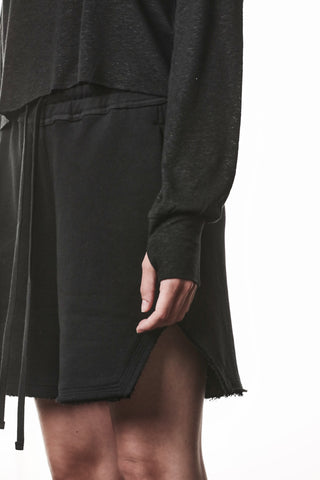 Thom Krom Tee WTS 613 black zeigt einen lockeren Fit mit Bootsausschnitt und langen Ärmeln mit Daumenöffnung, perfekt für einen modernen, urbanen Look. Ideal für progressive Modeenthusiasten.