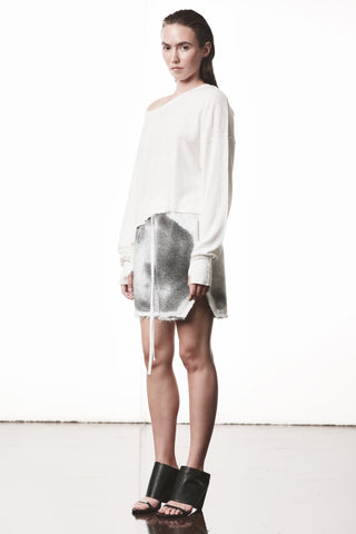 Thom Krom Tee WTS 613 offwhite: Locker geschnittenes, off-one-shoulder Oberteil mit Bootsausschnitt und langen Ärmeln, ideal für einen modernen, lässigen Look. Perfekt kombiniert mit einem urbanen Minirock.