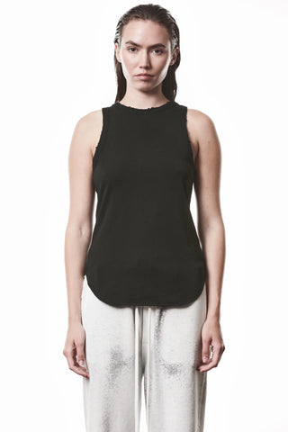 Junge Frau in einem Thom Krom Top WTS 617 schwarz, ärmellos mit Destroy-Details an Kragen und Armausschnitten, präsentiert sich in körpernaher Passform, perfekt für urbane Layering-Stile.