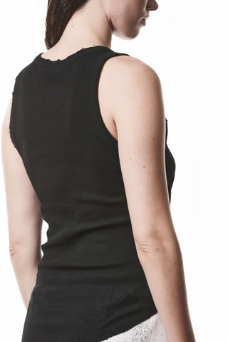 Thom Krom Top black, ärmelloses Design mit subtilem Destroy-Look an Kragen und Armausschnitten. Der strukturierte Rücken-Einsatz verleiht eine moderne Silhouette. Hochwertige Materialien betonen Komfort und urbane Ästhetik.