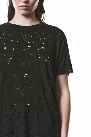 Torso einer Person in einem Thom Krom Tee WTS 620 black, oversized und mit zahlreichen kleinen Löchern. Der entspannte Schnitt und die Raw Cut Abschlüsse betonen den avantgardistischen, urbanen Look.