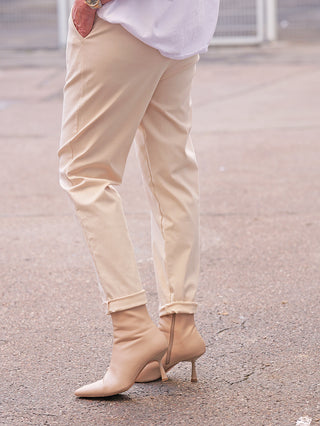 OFF#DLY Joggpant Luise sand: Person trägt beige, schmal zulaufende Joggpant mit hochgekrempelten Bündchen und passenden, spitzen Stiefeletten, kombiniert mit weißem Oberteil – stilvoller, eleganter Look.