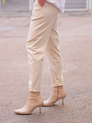 Nahaufnahme der unteren Beine in hochgekrempelten, sandfarbenen OFF#DLY Joggpant Luise. Die elegante Hose kombiniert Komfort mit Stil, ideal für diverse Looks.