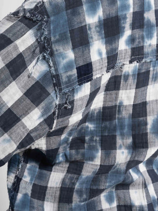 OUTRYGHT Milo blue combo, Nahaufnahme eines blau-weiß karierten Baumwollstoffs, der abgenutzt oder ausgefranst wirkt, wie bei einem Hemd oder ähnlichem Kleidungsstück.