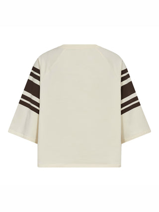Das Co Couture Ely 87 Tee Sweat brown/bone zeigt eine Rückansicht mit kurzen Ärmeln, die jeweils drei dunkelbraune Streifen tragen, während der Rest der Rückseite schlicht ist.