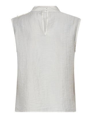 Das Co Couture Conny Drape Top white zeigt sich mit einer asymmetrischen Drapierung, einem hochgeschlossenen Kragen und dekorativen Knopfdetails, gefertigt aus leichtem, fließendem Modal-Mix.